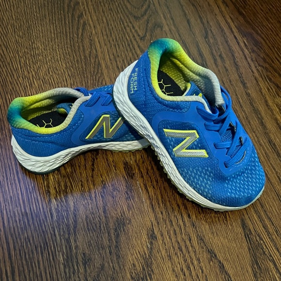 New balance boys sneakers in Vivid Cobalt/Sulphur Yellow size 6 - Picture 2 of 3